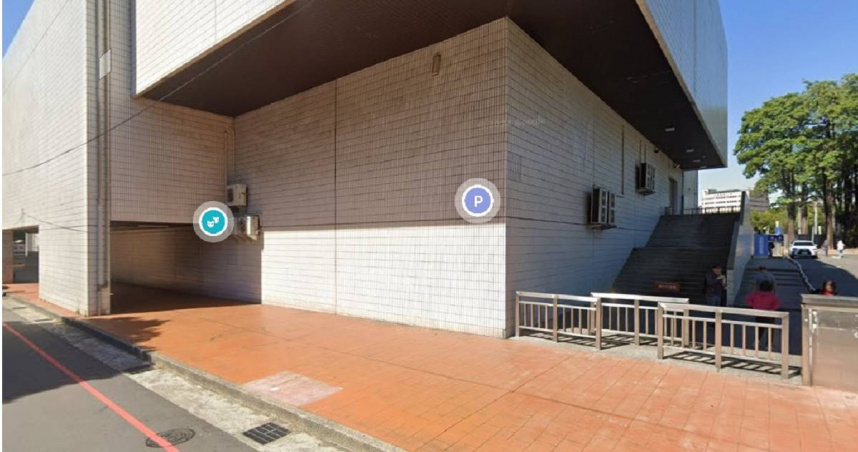 台中市中山堂旁一名男子陳屍排水溝。（圖／Google Maps）