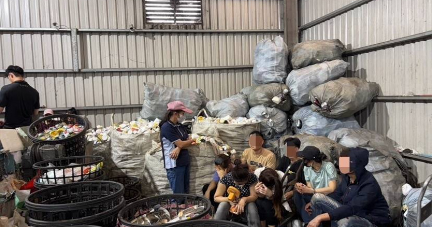 新北市樹林區某資收場聘用大量非法移工，還試圖躲進垃圾堆中躲避查緝，最終都被專勤隊發現逮捕。（圖／翻攝畫面）