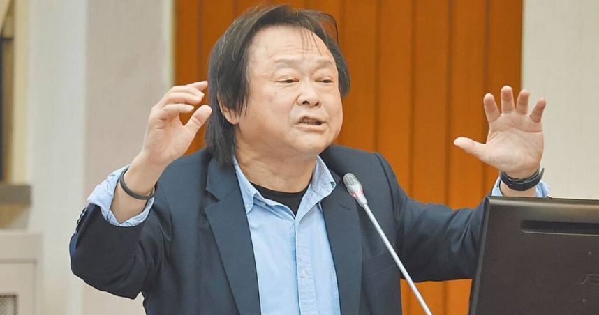 遭同黨立委嗆聲「滾啦!」的民進黨立委王世堅在立法院表示他「不以為意」。(圖/中國時報姚志平攝)