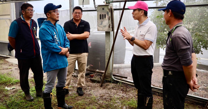立委鍾佳濱和高樹鄉長梁正翰等人前往勘災，了解這次西南氣流下的農損狀況。（圖／鍾佳濱辦公室提供）