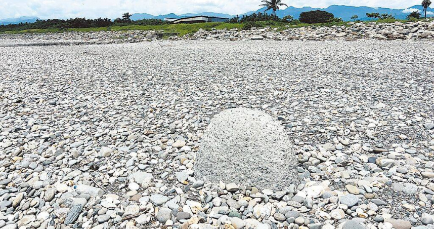 台東市海濱公園新興景點「超好躺消波塊」被沙石掩埋，僅剩頂端一角露出。（圖／中國時報蕭嘉蕙攝）