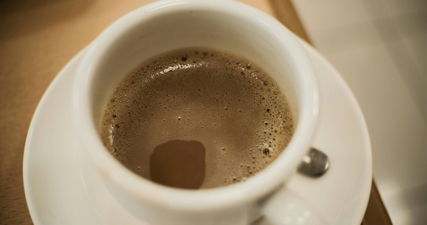 63歲劉男因不滿抽菸被勸導，持熱咖啡潑向葉姓男子及其2歲幼童，被判拘役20日及罰金3000元。（圖／示意圖，Unsplash）