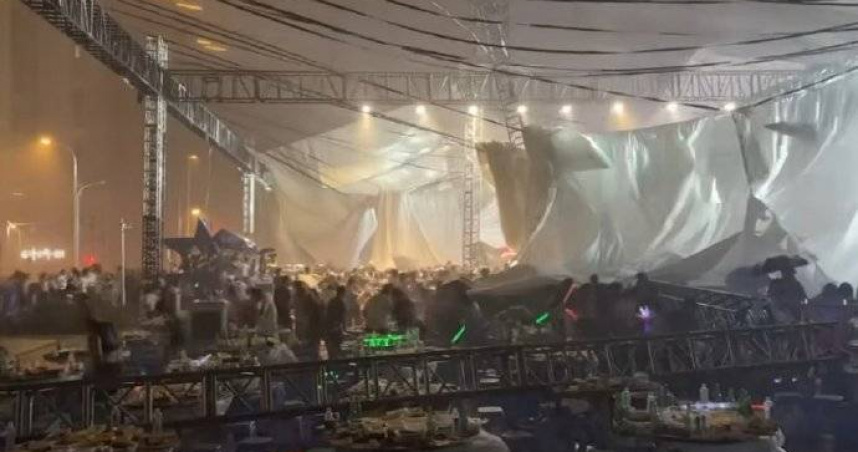 啤酒節棚架突倒塌，砸中觀眾席。（圖／翻攝自微博／三好学生李宇 ）