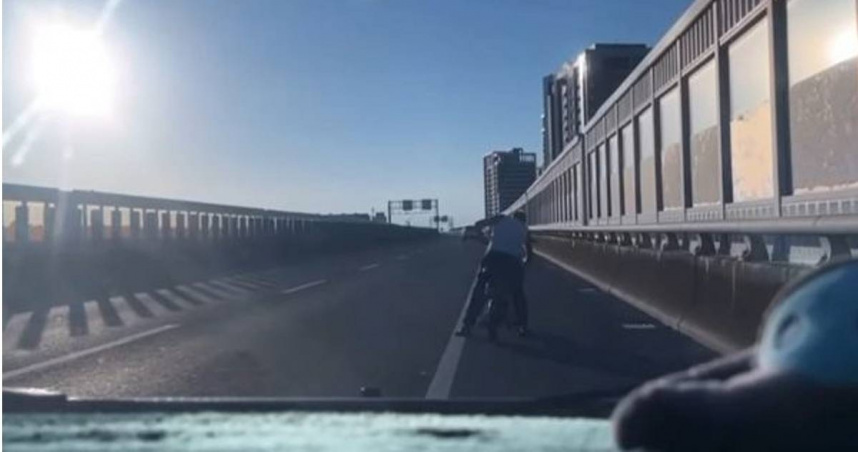 台南阿北清晨誤闖台86 快速道路。（圖／翻攝畫面）