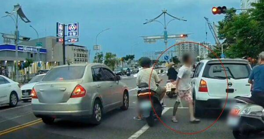 紅線違停男被提醒不爽，持球棒追人街頭叫囂。（圖／翻攝畫面）