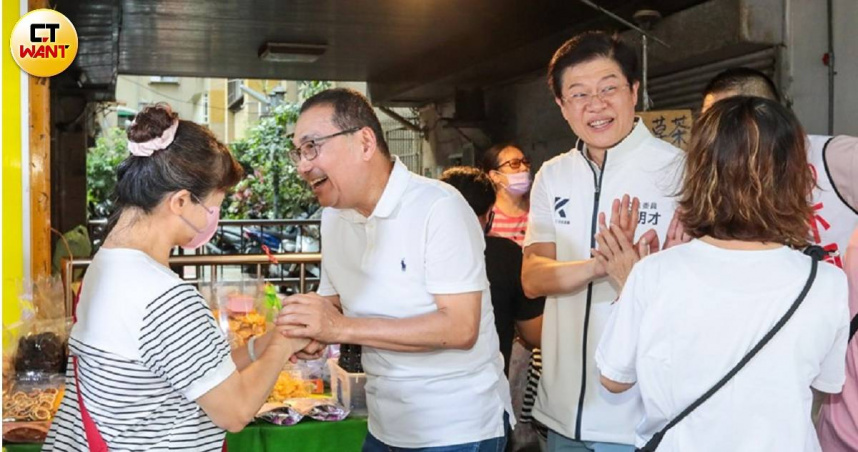 面臨罷免危機的立委羅明才（正面右一）確定保住立委席次。（圖／黃耀徵攝）