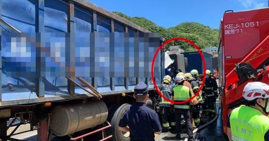 瑞芳鼻頭路連環追撞1人命危2人受傷。（圖 ／翻攝畫面）