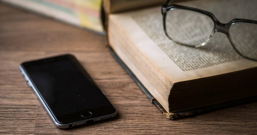 上廁所玩手機，恐導致罹患痔瘡的風險升高。（示意圖／pixabay）