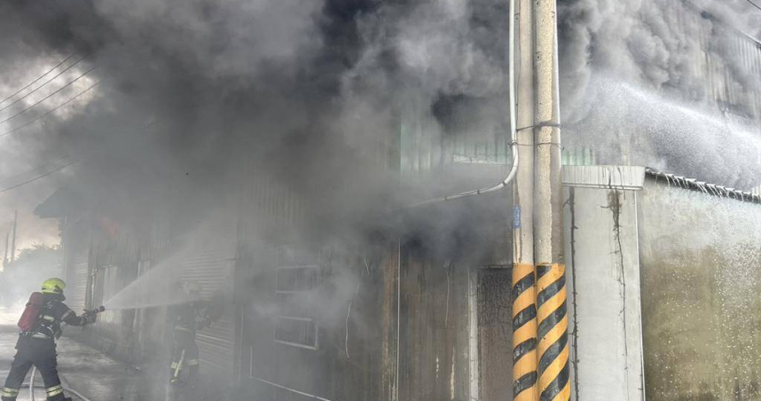 2025年9月16日苗栗縣／苗栗縣後龍鎮水尾里一處鐵皮倉庫，16日下午13時突發火警，現場火勢猛烈，濃煙不斷竄升，所幸倉庫內無人受困，未傳出人員傷亡。（圖／讀者提供）