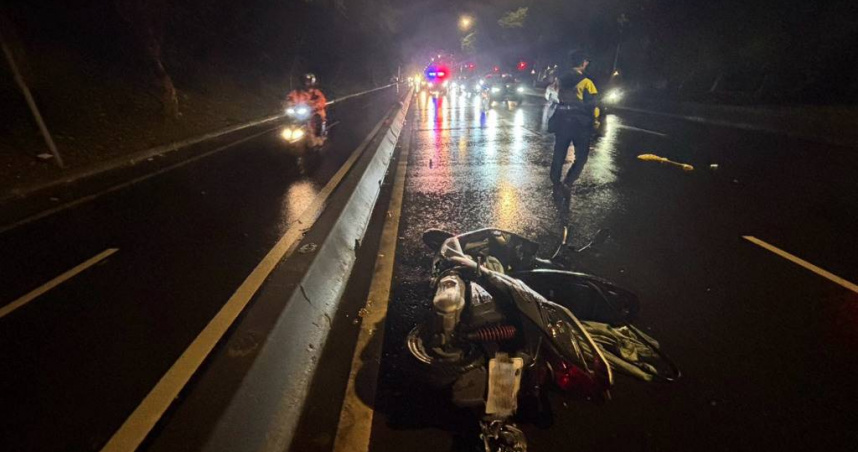 46歲盧女騎機車載10歲兒子因雨天視線不佳撞上分隔島，母子彈飛墜地。（圖／翻攝畫面）