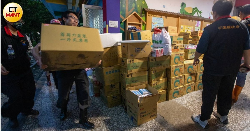 光復鄉大進國小收容所湧進物資，許多受災民眾也在此地暫時落腳。。（圖／黃耀徵攝）