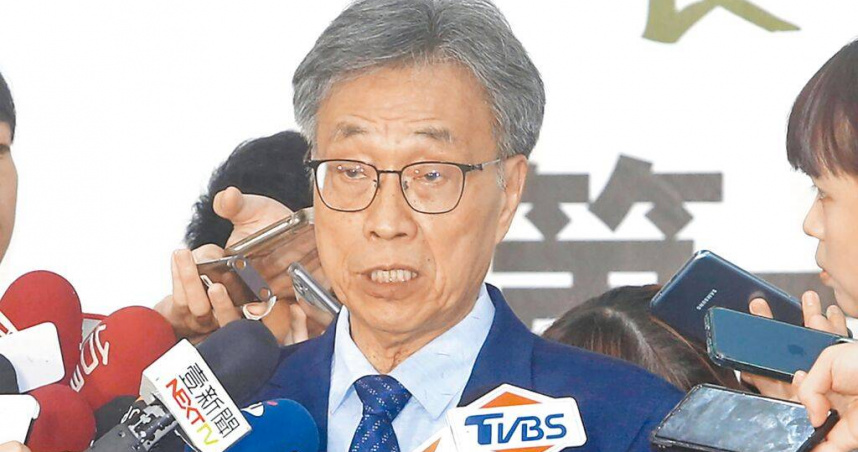 農業部長陳駿季27日出席「第一屆食農教育大會」會後受訪表示，馬太鞍溪堰塞湖壩頂高度已下切114公尺、剩下水位預估有700萬噸，由於周邊土質仍持續崩塌，不會貿然解除紅色警戒。（圖／中國時報趙雙傑攝）