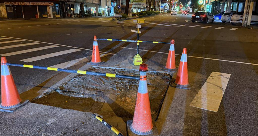 台中北區中清路與育德路口施工，疑因未設爆閃燈警示，讓騎士夜間撞上三角錐倒地。（圖／民眾提供）