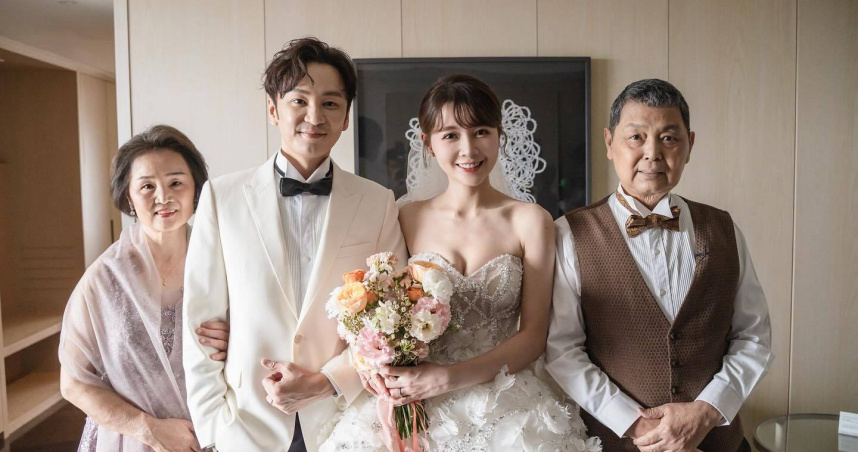 書偉在父親告別式後於臉書發文「爸，我愛你」，字句哀痛，感動眾多粉絲。（圖／翻攝自FB，張書偉shuwei ）