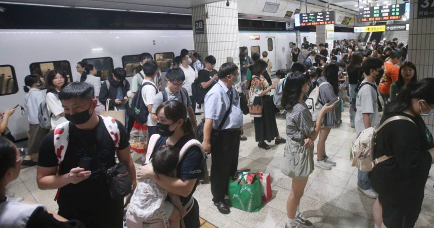 中秋節連假即將開始，台北車站3日出現大批返鄉人潮。（圖／報系資料照）