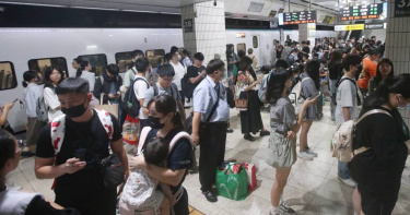 中秋節連假即將開始，台北車站3日出現大批返鄉人潮。（圖／報系資料照）