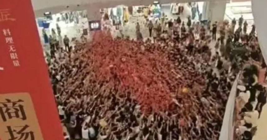 大陸海南三亞大悅城商場3日晚間舉辦「天降紅包雨」活動時，現場因人潮過多發生推擠。（圖／翻攝自微博）