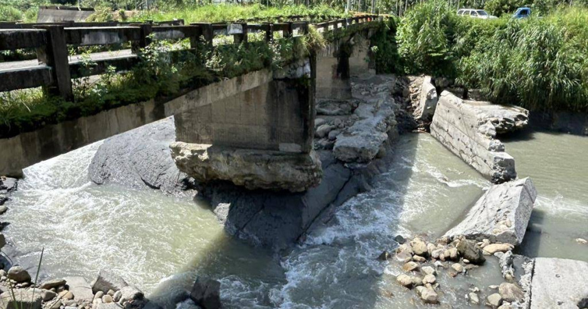 嘉義縣中埔鄉石硦「忠全橋」因颱風、豪雨造成基座掏空、橋面彎曲成危橋，目前已封閉通行。（圖／中國時報呂妍庭攝）
