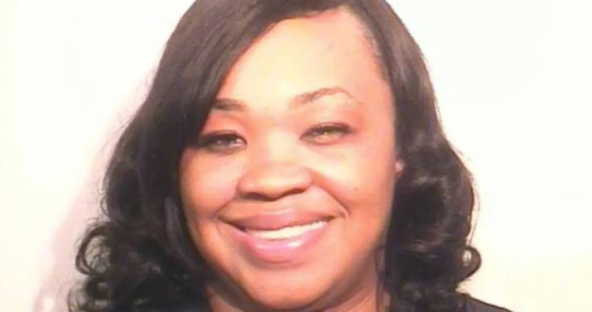 珍妮塔霍平斯（Jeanita Hopings）涉重傷害與闖入住宅，警方通緝照中她露出燦爛笑容，與犯行殘暴程度形成強烈對比。（圖／Lucas County Corrections Center提供）