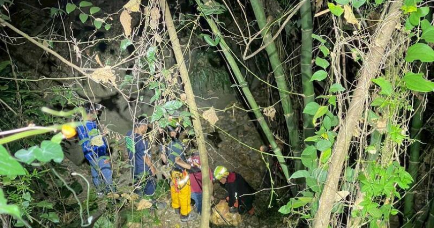 南投縣水里鄉台21線與頂安路口發生墜崖意外，30歲男子墜落30公尺深谷，搜救人員利用繩索和人力歷經1.5小時將傷者拉上路面。（圖／翻攝畫面）