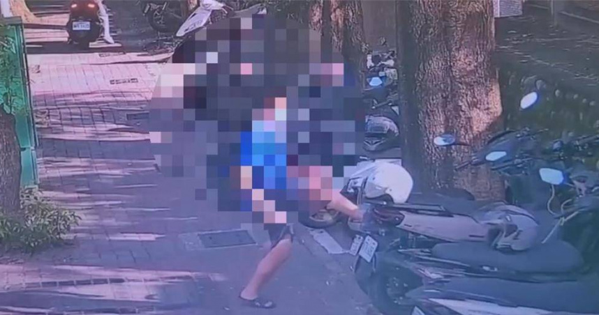 高雄市楠梓區27日下午發生一起機車接連遭毀損事件，一名男子徒步行經海專路及高科大楠梓校區機車停車場時，疑似情緒失控，竟接連伸手將停放的機車推倒，造成約20輛機車倒成一片，車主見狀氣憤報警，警方已鎖定涉案男子，將通知其到案說明。（圖／警方提供）