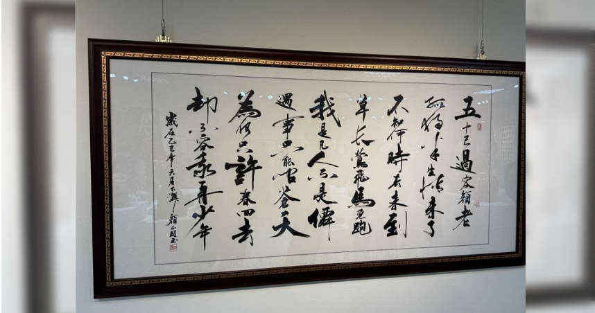 顏正國遺作今天在台中大墩文化中心展出。（圖／林弘笙攝）