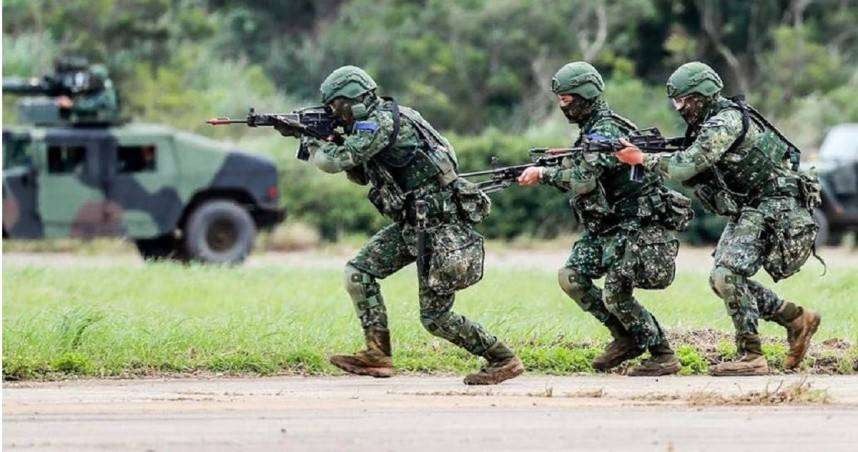 陸軍預計2026年更新單兵戰鬥教練內容，多項沿用已久的經典口令將走入歷史，改以更精簡、符合現代戰場需求的指令。（圖／報系資料庫）