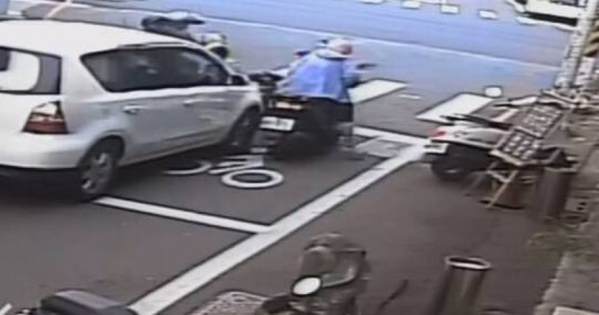 白車失控猛撞騎士再輾過逃逸，64歲婦慘死街頭惹公憤。（圖 ／翻攝畫面）