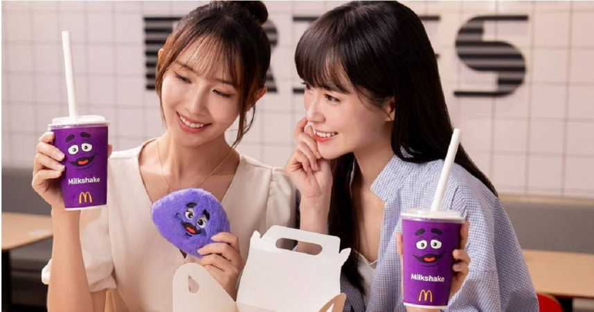 睽違9年重出江湖，香草與草莓口味奶昔於指定門市限量開賣，有民眾冒低溫排隊搶購奶昔與毛毛包。（圖／麥當勞提供）