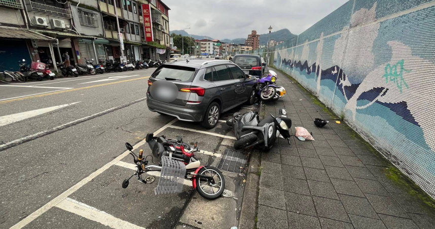 北市文山區辛亥路七段19日下午發生一起汽車猛撞路旁7車事故。（圖／翻攝畫面）