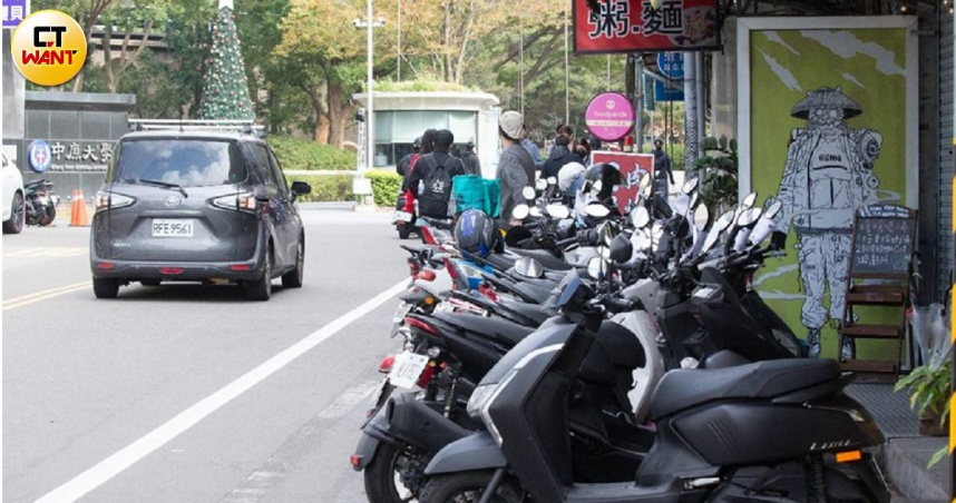 現行各級道路養護作業財源不少仰賴汽車持有者繳交的汽車燃料使用費。（圖／CTWant攝影組）