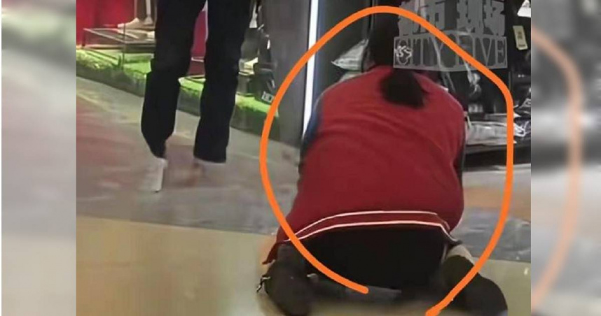 女子當眾跪地請求丈夫買羽絨衣，場面引發旁人關注與議論。（圖／翻攝自行者聊官）