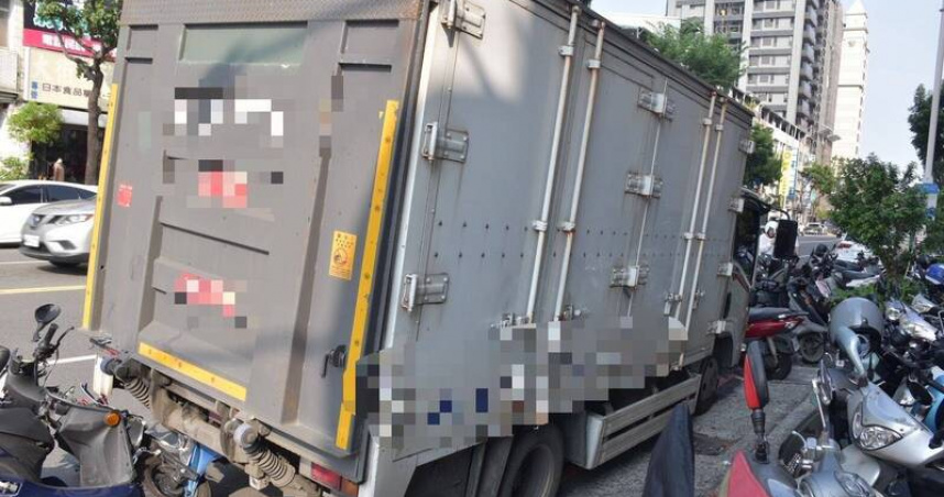 張姓巡佐出查看車手活動路線，卻撞上違停貨車殉職，讓同仁萬分不捨。（圖／翻攝畫面）