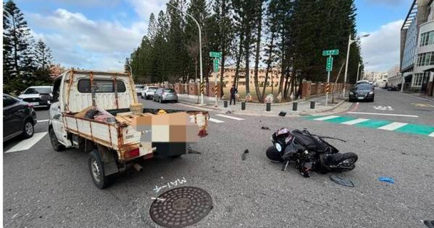 澎湖路口驚傳重機車禍，19歲大學生頭部重創急轉高雄搶命。（圖 ／翻攝畫面）