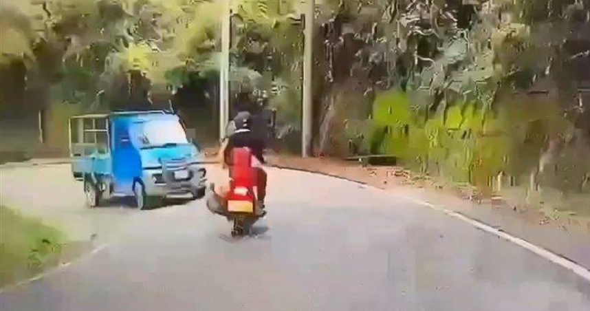 台中市和平區梨山路段發生重機與小貨車對撞事故，台南夫妻被撞飛受傷，肇事駕駛逃逸，警方全力追查。（圖／翻攝畫面）