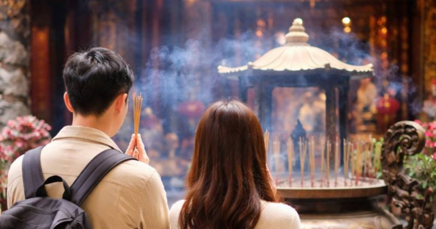 律師分享看到當事人提供的照片，最令他不舒服的不是性愛照，而是丈夫與小三去參拜的照片。（圖／AI示意圖）