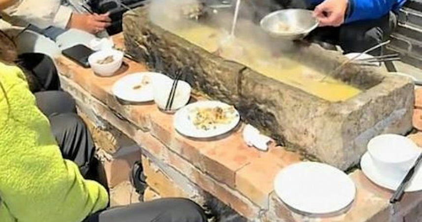湖南永州農莊推出創意「石槽火鍋」，吸引顧客圍坐體驗。（圖／翻攝自極目新聞，下同）