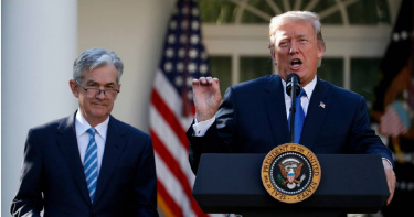 美國總統川普2017年曾在華盛頓白宮玫瑰園，宣布提名鮑威爾為下一任聯準會主席。（圖／達志／美聯社）