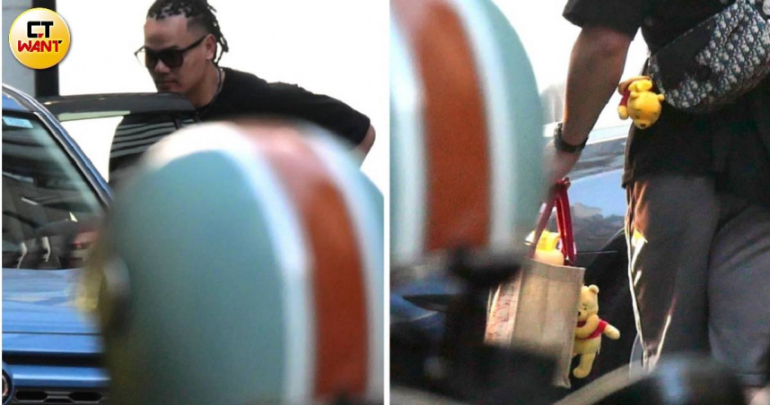 本刊日前在台北市中山站附近巧遇富邦悍將球星張育成，背包上的小熊維尼吊飾跟他的髮型一樣顯眼。（圖／本刊攝影組）