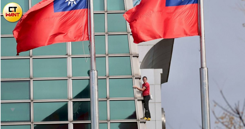 世界頂尖攀岩家艾力克斯霍諾德（Alex Honnold）今（25）日挑戰徒手攀登台北101順利登頂，途中還不時停下揮手致意。知名女主播沈春華看完霍諾德的挑戰後，讚嘆台北101董事長賈永婕心臟也很大，從不同層面看，她的心理風險高過霍諾德本人。（圖／黃耀徵攝）