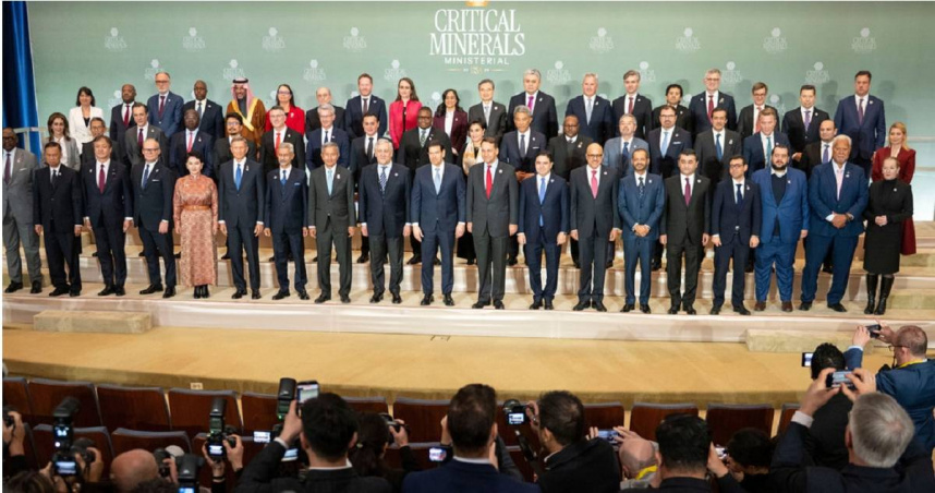 4日在華盛頓國務院舉行的關鍵礦產部長級會議上，多國部長們齊聚合照。（圖／達志／美聯社）