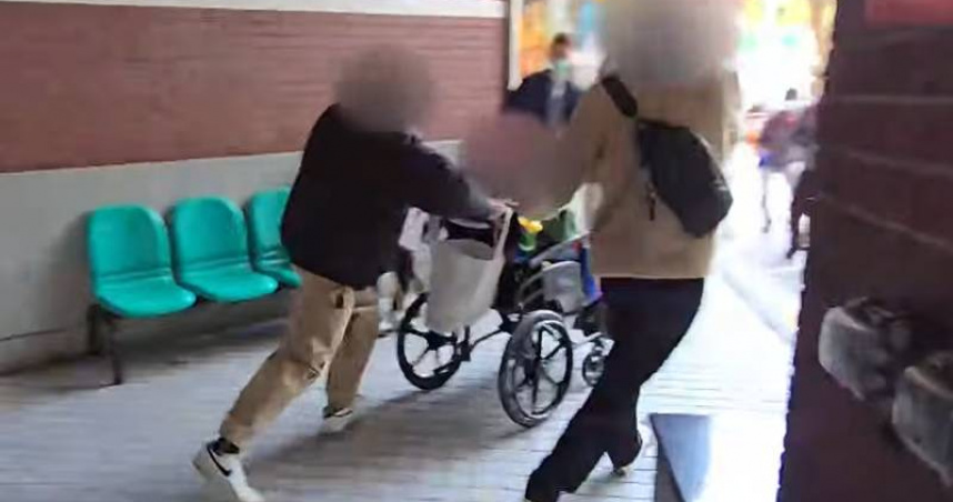 家屬在醫院外上演搶人大戰。（翻攝畫面）