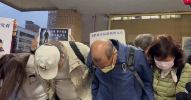 陳嘉瑩撞死清水所長劉宗鑫，11日一審遭判處死刑，劉父帶著家人在法庭外三鞠躬感謝國民法官讓他能如願。（圖／翻攝畫面）