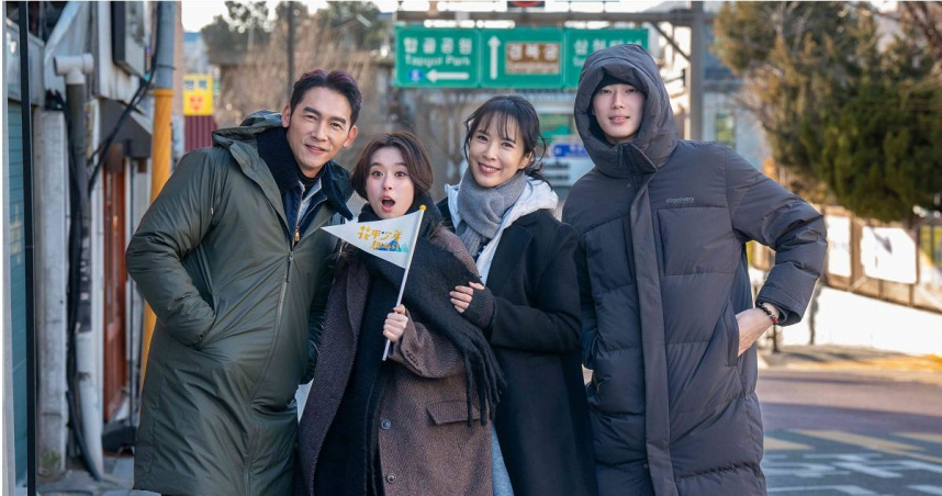 温昇豪（左起）、邱偲琹、天心、金雲飛往韓國旅遊。（圖／東森提供）