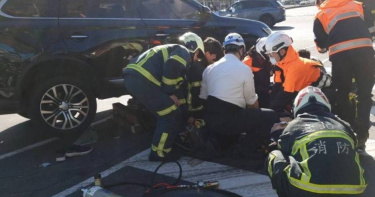 北市南港區南港路與經貿一路交叉口11日下午3時許發生一起嚴重車禍，騎士被捲入車底。（圖／翻攝畫面）