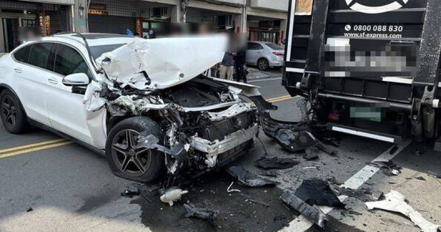 毒駕失控像電影場面！賓士蛇行撞爆路邊貨車　車內驚見喪屍菸彈