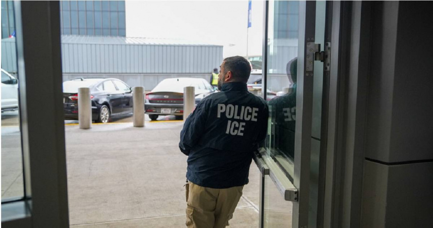 1名美國移民和海關執法局（ICE）特工，站在紐約皇后區的約翰甘迺迪國際機場（JFK）。（圖／達志／美聯社）