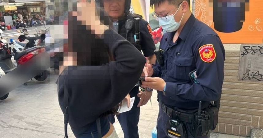 女大生玩交友軟體急見帥哥，遭傳手槍照恐嚇買5萬元點數。幸超商店員機警通報，二分局員警及時攔阻詐騙（圖／林慶祥翻攝）