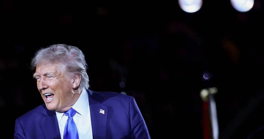 川普透過社群發文並對伊朗議題發表談話，宣布對軍援國家課徵50％關稅。（圖／達志／路透社）