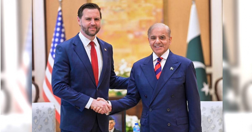美國副總統范斯（左）11日與巴基斯坦總理謝里夫（Shehbaz Sharif）握手。（圖／達志／美聯社）